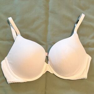 ⭐️Victoria’s secret push up bra⭐️34DD⭐️